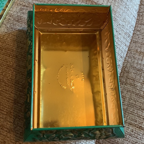 Rare Western Germany embossed, painted green, gold tin w feet and removable lid - Picture 8 of 12